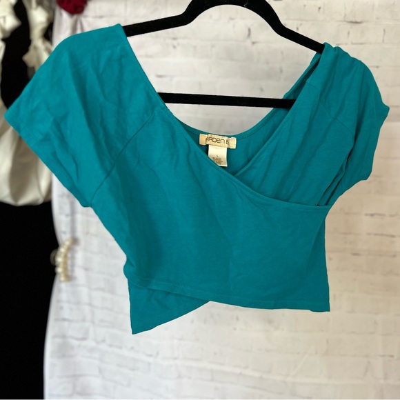 Cute crop top turquoise nice fit. Size L. Arden B - Picture 6 of 7
